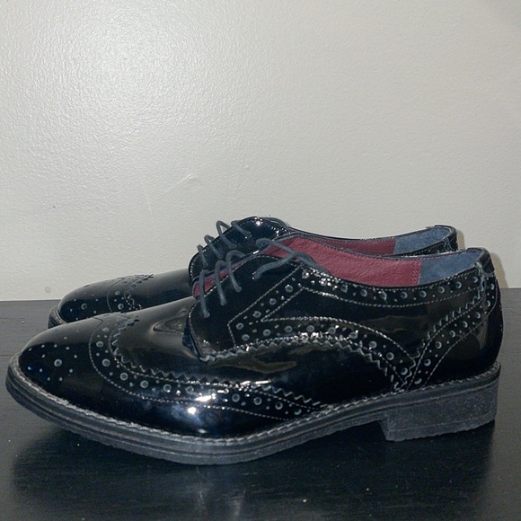 Line A Zeta Black patent leather wing tip shoes.  Size 37/6.5. - Picture 2 of 11
